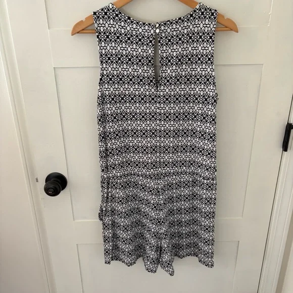 New York & Company Black white Cotton Sleeveless Romper. Size Medium. - Picture 4 of 12
